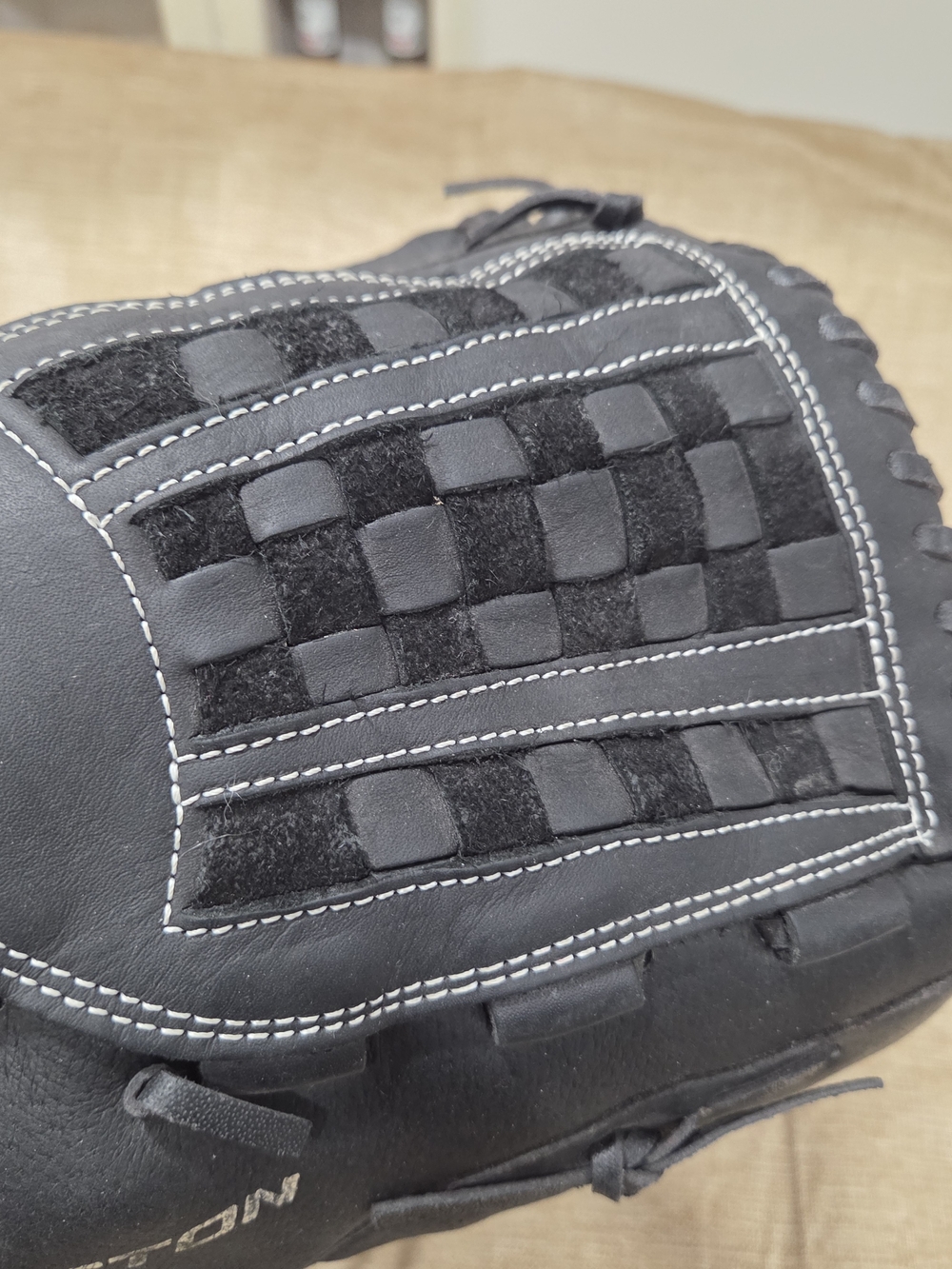 Easton Black Softball/Baseball Glove 13" Right Hand Throw - Picture 7 of 8